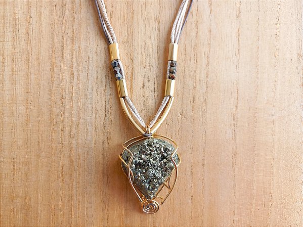 Colar regulável de pirita