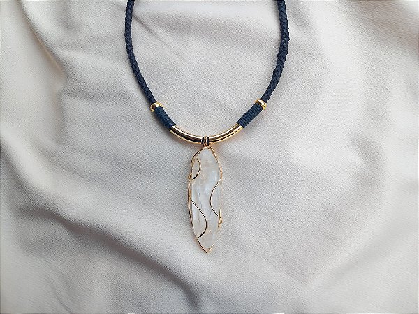 Colar um cordão de cristal