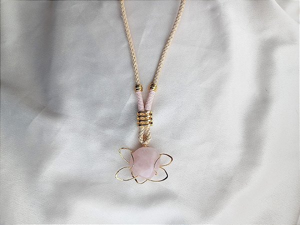 Colar um cordão de quartzo rosa