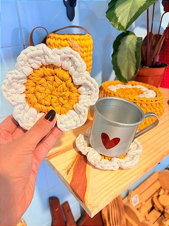 PORTA COPOS FLOR CROCHÊ