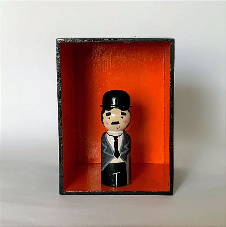 Nicho com Charlie Chaplin Carlitos em madeira