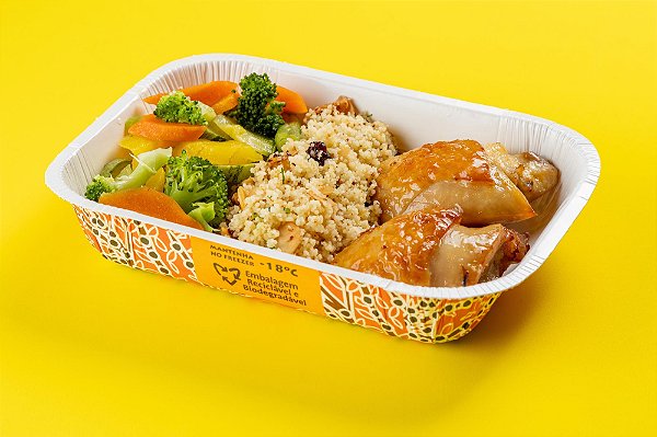 Coxa de frango desossada com cuscuz marroquino, amêndoas, uva passa e legumes no azeite 400g