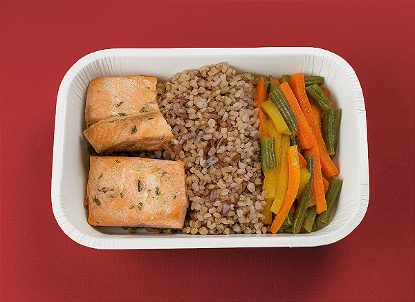 Salmão grelhado ao molho de ervas finas, arroz cateto vermelho e legumes no azeite