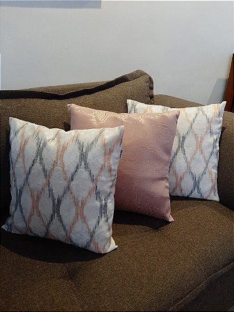 TRIO CAPAS DE ALMOFADAS JACQUARD E SUEDE ROSÊ COM ESTAMPA GEOMÉTRICA