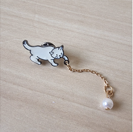 Pin Gatinho Brincando com Bolinha