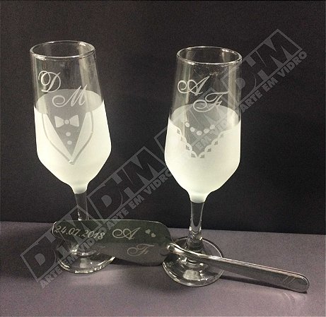 KIT PAR DE TAÇAS E ESPÁTULA  JATEADAS PERSONALIZADAS COM INICIAIS E DESENHO