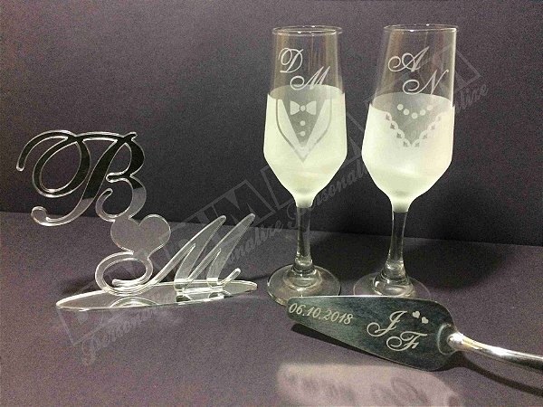 KIT PAR DE TAÇAS PARA CASAMENTO COM ESPÁTULA E TOPO DE BOLO