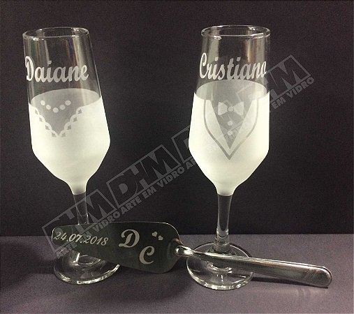 KIT PAR DE TAÇAS E ESPÁTULA  JATEADAS PERSONALIZADAS COM NOME E DESENHO