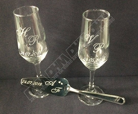 KIT PAR DE TAÇAS JATEADAS E ESPÁTULA PERSONALIZADAS COM INICIAIS E DATA