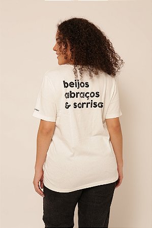 Camiseta Beijos, Abraços e Sorrisos - Branca