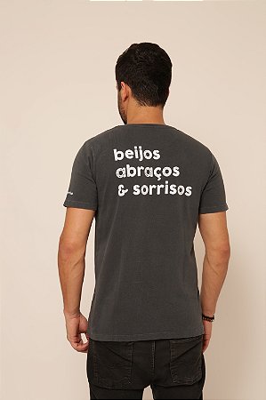 Camiseta Beijos, Abraços e Sorrisos - Preto Stone