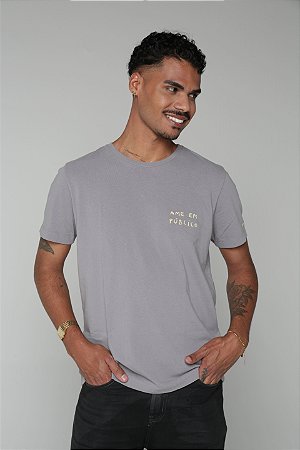 Camiseta AME EM PUBLICO bordada