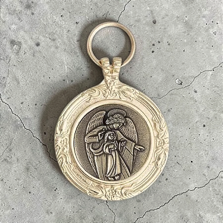 Medalhão de Berço- Anjo Protetor - Dourado c/ Ouro Velho
