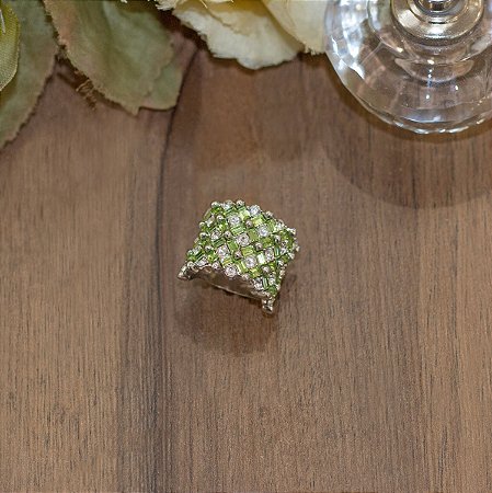 Anel cravejado com navetes e zircônias