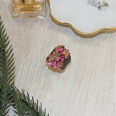 Anel cravejado com navetes e microzircônias