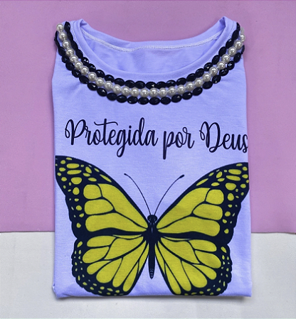 T-Shirts - Luxe White - Protegida por Deus - Com Pedrarias