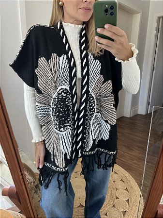 Poncho Flor Preto e Off-white