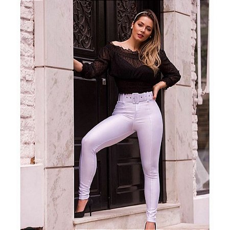 calça branca com cinto