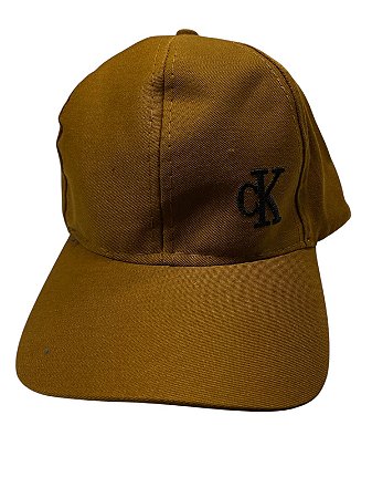 Boné inspirado na CK(logo ao lado)- CARAMELO