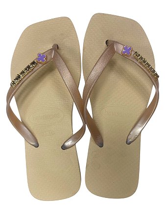 SANDÁLIA INSPIRAÇÃO HAVAIANAS - BEGE COM PINGENTE LILÁS