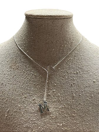 Colar Gravatinha - Prata | Letra M