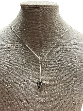 Colar Gravatinha - Prata | Letra W