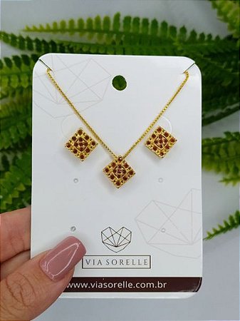 Conjunto colar e brinco quadrado cravejado com pedras vermelho banhado em ouro 18k