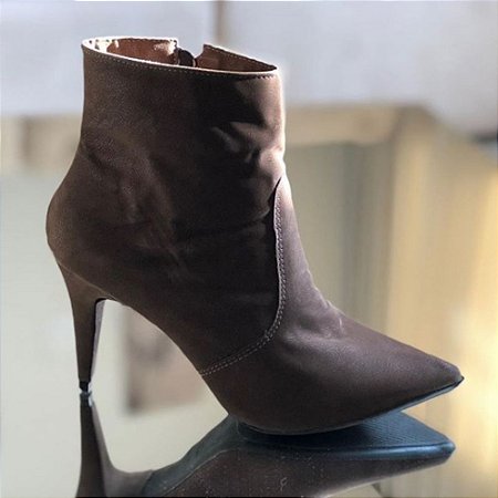 bota com salto fino
