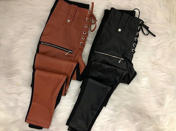 calça couro fake com ilhos