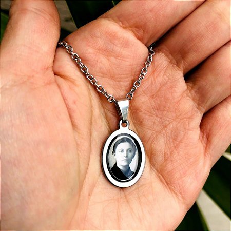 Corrente Feminina  com Medalha Oval Personalizável em Aço Inox