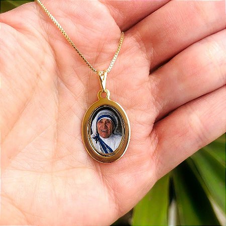 Colar com Medalha Oval de Santa Teresa de Calcutá