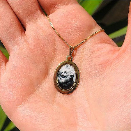 Colar com Medalha Oval de São Padre Pio