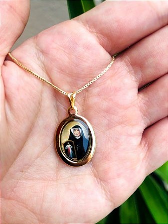 Colar com Medalha Oval de Santa Faustina