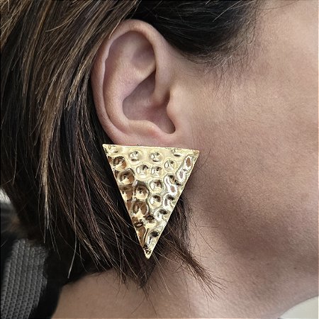 BRINCO TRIANGULAR MARTELADO BANHADO A OURO 18 K