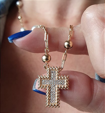COLAR BOLINHAS E PEROLAS COM CRUZ CRAVEJADA DE ZIRCONIAS CRISTAL BANHADO OURO 18 K
