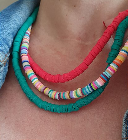 COLAR COM DISQUINHOS DE FIMO VARIAS CORES - BIJUTERIA