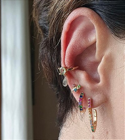 BRINCO ARGOLA TRIANGULAR COM ZIRCONIAS COLORIDAS BANHADO A OURO 18 K