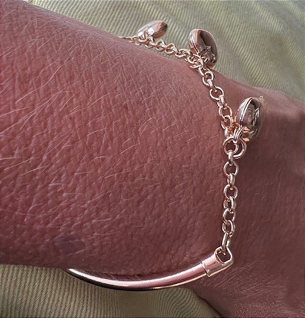 PULSEIRA TUBULAR COM PINGENTES DE CORAÇAO BANHADA A OURO 18 K