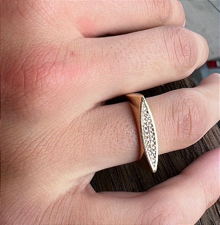ANEL QUADRADO COM ZIRCONIAS BANHADO A OURO 18 K