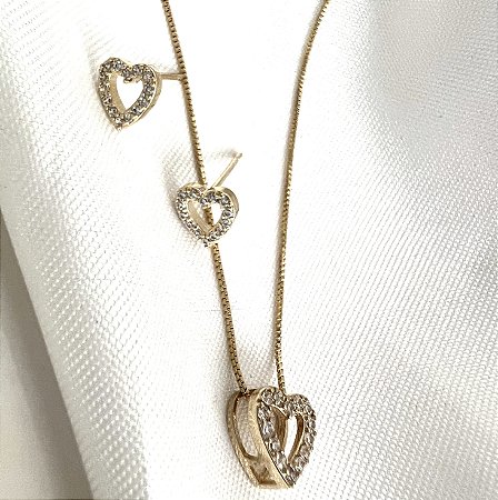 CONJUNTO COLAR E BRINCO CORAÇAO VAZADO E CRAVEJADO COM ZIRCONIAS BANHADO A OURO 18 K