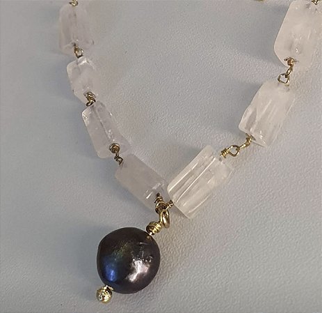 COLAR PEDRAS NATURAIS QUARTZO BRANCO E PEROLA SHELL GRAFITE BANHADO A OURO 18K