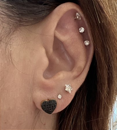 BRINCO CORAÇAO CRAVEJADO COM MICROZIRCONIAS NEGRAS BANHADO A OURO 18 K