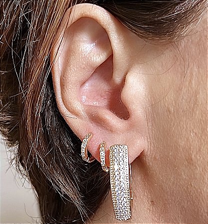 BRINCO ARGOLA V CRAVEJADO COM ZIRCONIAS CRISTAIS BANHADO A OURO 18 K - 6MM