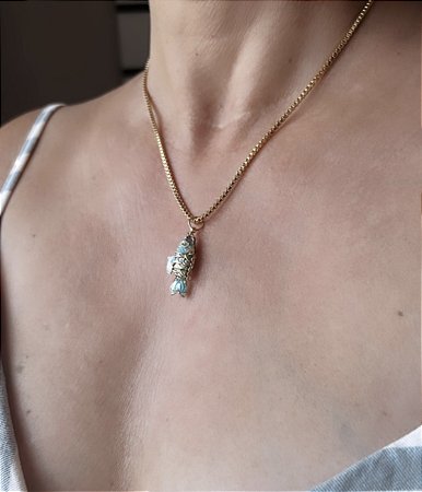 COLAR COM PINGENTE DE PEIXE ESMALTADO BANHADO A OURO 18K