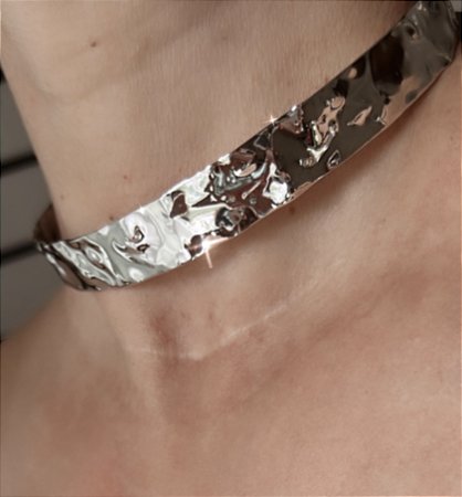 COLAR CHOKER MARTELADO BANHADO A RODIO