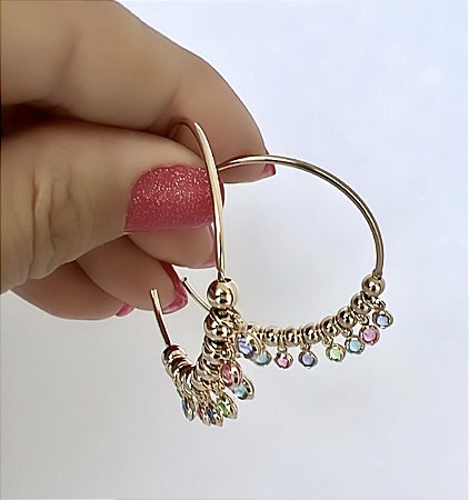 BRINCO ARGOLA COM BOLINHAS E PINGENTES COLORIDOS BANHADO A OURO 18 K
