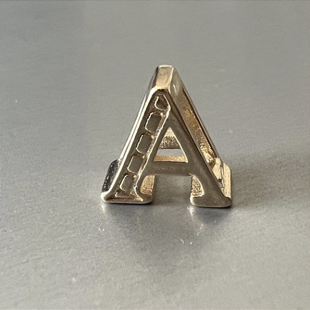 PINGENTE CHARM LETRA A BANHADO A OURO 18K