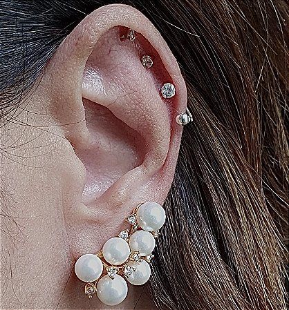 BRINCO EAR CUFF PEROLAS E ZIRCONIAS CRISTAIS BANHADO A OURO 18K