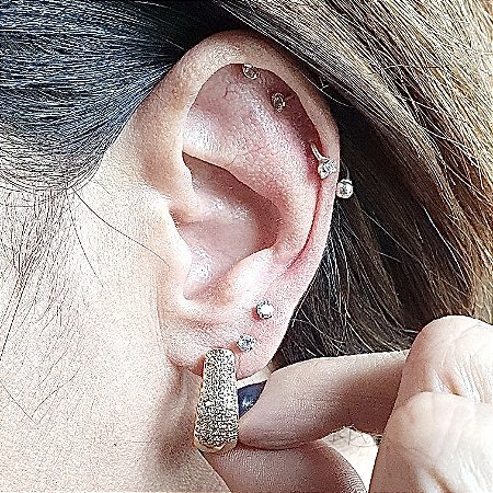 BRINCO ARGOLA CRAVEJADA COM ZIRCONIAS CRISTAIS BANHADO A OURO 18 K