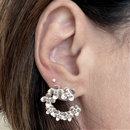 BRINCO FLORZINHAS COM ZIRCONIAS CRISTAIS BANHADO A PRATA